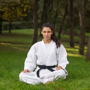 Güzel genç usta dışarıda parkta judo çalışıyor..