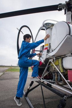 güzel genç kadın helikopter pilotu.