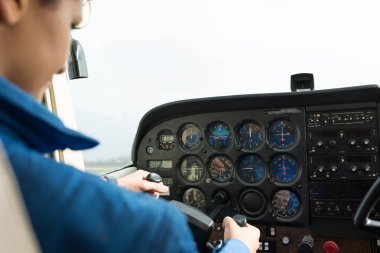 Genç kadın pilot kokpit uçağının içinde..