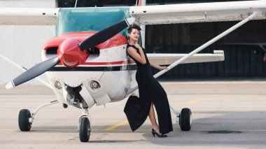 Uçak yanında güzel kadın moda portre.