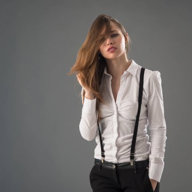 Gri arka plana karşı izole zarif ve şehvetli kadın portresi.