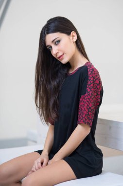 gülen esmer kadın portresi.