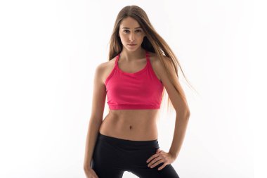 Kendine güvenen sportif genç kadın beyaz arka plan karşı izole. Stüdyo portresi.