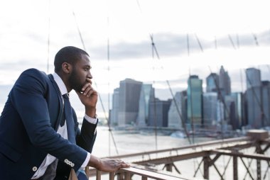 Brooklyn Köprüsü 'nde genç bir iş adamı portresi. New York Şehri.