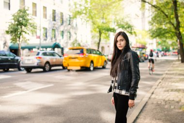 Sokaktaki genç ve güzel kadın portresi. New York Şehri. 