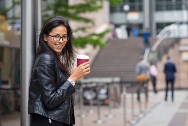 Genç karışık ırk işkadını portre gülen portre çıktı
