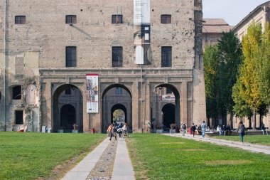 Parma, İtalya - 26 Ekim 2015: Pazar meydanı. Parma, Unesco'nun Emilia-Romagna eyaletinde yer alan popüler bir dünya mirası kentidir..