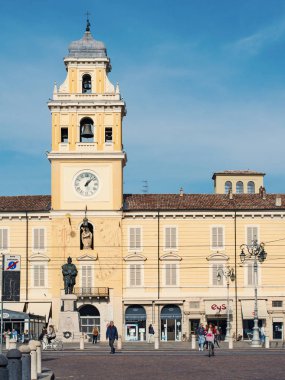 Parma, İtalya - 26 Ekim 2015: Piazza Garibaldi meydanı ve cloch kulesi