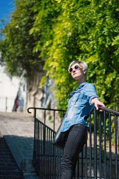 Mladá Blondýnka Odpočívá Montmartru Paříž Francie — Stock fotografie