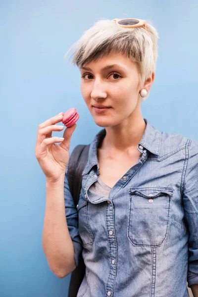 Gelukkig Blonde Vrouw Portret Eten Van Franse Gebak Macaron Parijs — Stockfoto