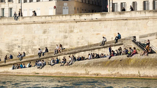 Parigi Francia Maggio 2014 Gente Rilassa Sulla Senna Tramonto — Foto Stock