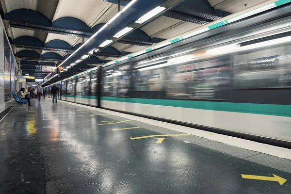 法国巴黎 2014年5月16日 斯特拉斯堡圣丹尼斯地铁站 巴黎地铁是大都会地区的快速交通系统 它主要在地下 214公里 有303个车站 — 图库照片