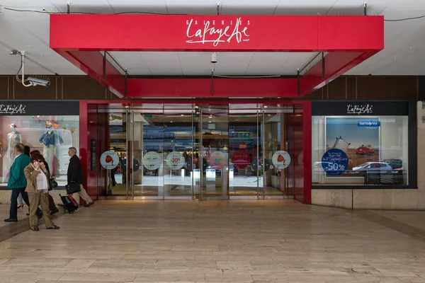 フランス 2014年5月17日 ラファイエットショッピングセンターへの入り口 ギャラリーラファイエットは1895年以来高級品を販売しています — ストック写真