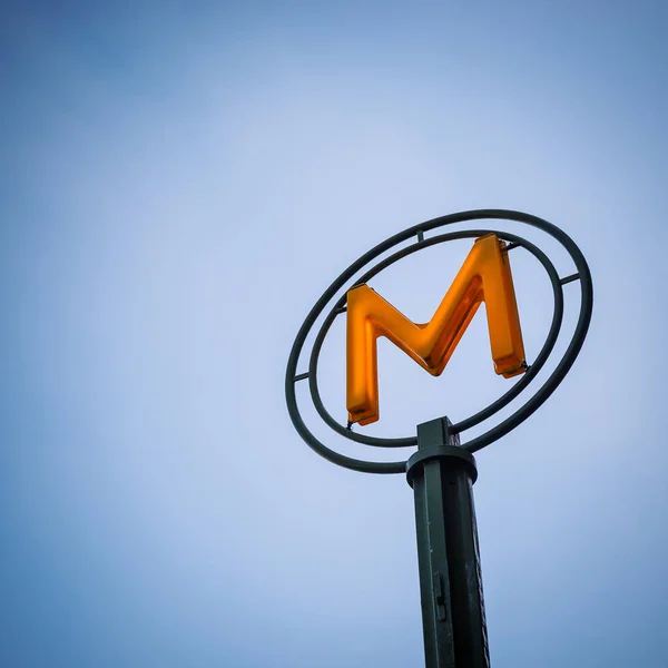 Metro Sign Sky Paryż Francja — Zdjęcie stockowe