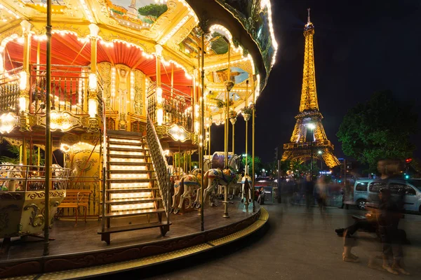 Paris França Maio 2014 Carrossel Vintage Iluminado Perto Torre Eiffel — Fotografia de Stock