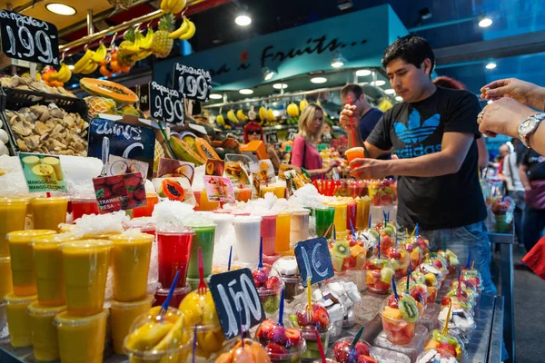 Barcelona España Mayo 2014 Comprando Comida Mercat Sant Josep Boqueria —  Fotos de Stock