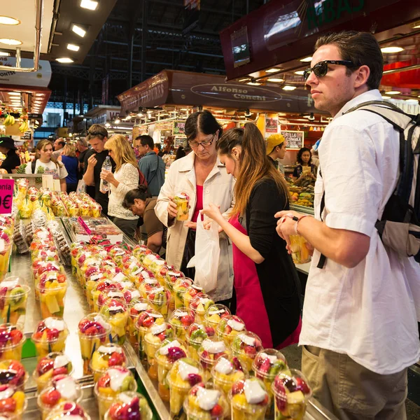 Barcelona Spanje Mei 2014 Mensen Die Eten Kopen Mercat Sant — Stockfoto