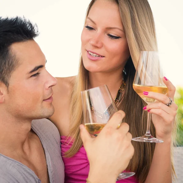 Attraktiva Casual Ungt Par Dricker Ett Glas Vin Hotellterrass — Stockfoto