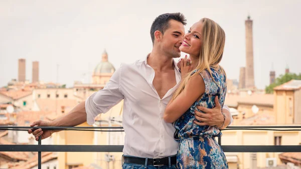 Hermoso Retrato Casual Pareja Joven Aire Libre Terraza Del Hotel —  Fotos de Stock