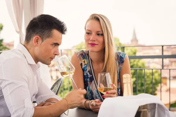 Romantisches Junges Paar Trinkt Ein Glas Wein Auf Der Hotelterrasse — Stockfoto