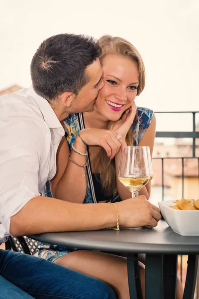 Romantisches Junges Paar Trinkt Ein Glas Wein Auf Der Hotelterrasse — Stockfoto