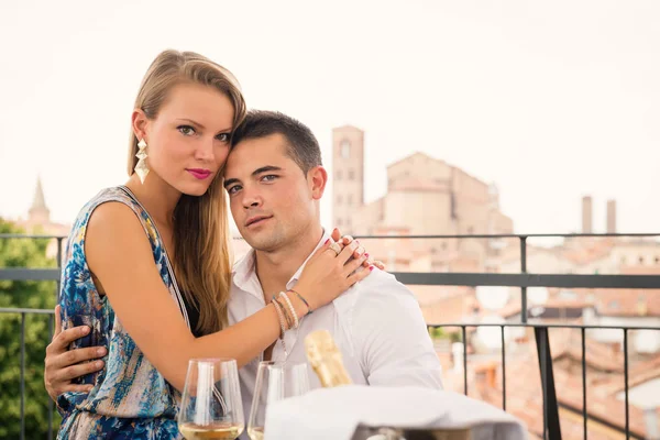 Romántica Pareja Joven Bebiendo Una Copa Vino Terraza Hotel — Foto de Stock