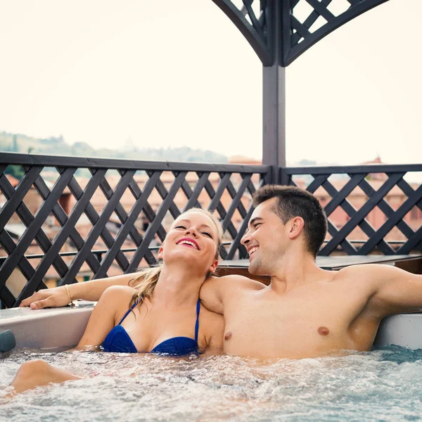 Feliz Jovem Casal Retrato Aproveitando Jacuzzi — Fotografia de Stock