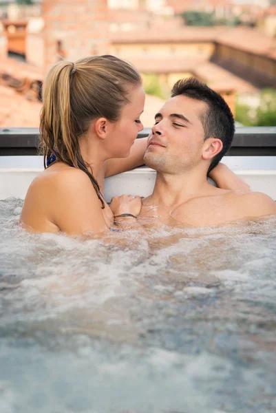 Portret Szczęśliwej Młodej Pary Korzystających Jacuzzi — Zdjęcie stockowe