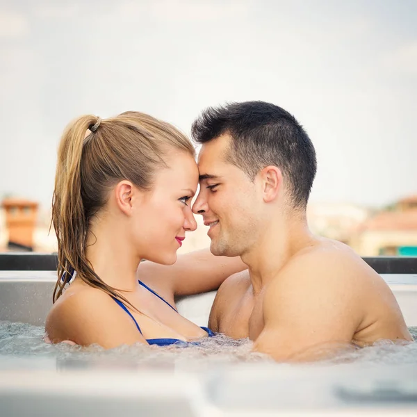 Selamat Potret Pasangan Muda Menikmati Jacuzzi — Stok Foto