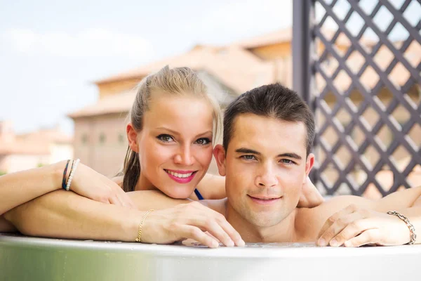 Retrato Una Feliz Pareja Joven Disfrutando Del Jacuzzi — Foto de Stock