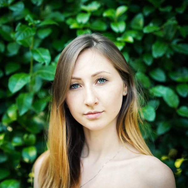 Närbild Porträtt Ung Kvinna Med Naturlig Grön Häck Bakgrund — Stockfoto