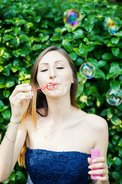 Jonge Vrouw Portret Met Zeepballonnen Tegen Natuurlijke Groene Heg Achtergrond — Stockfoto