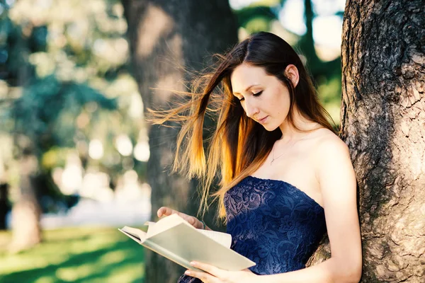 Hermosa Joven Leyendo Libro Bajo Árbol Parque — Foto de Stock