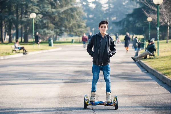 Bologna Itália Janeiro 2016 Adolescente Hoverboard Scooter Alimentado Por Bateria — Fotografia de Stock