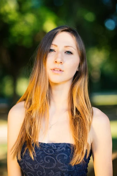 公園で屋外の若い女性の肖像画をクローズアップ — ストック写真