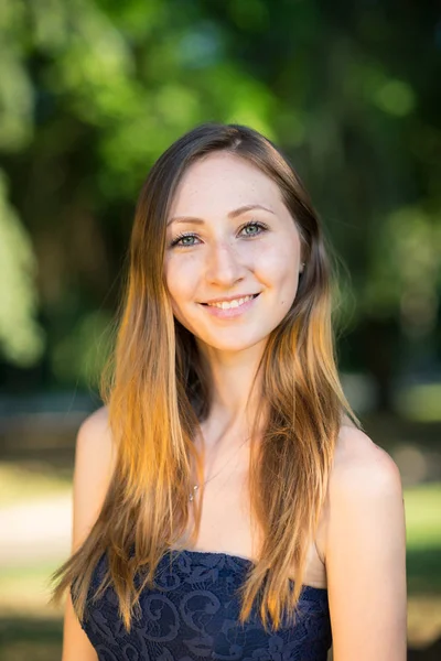 Sorrindo Perto Retrato Jovem Adolescente Livre Parque — Fotografia de Stock