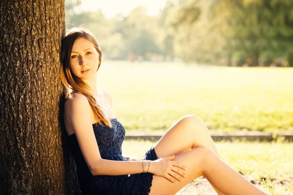 Retrato Mujer Joven Aire Libre Parque Imagen Filtrada —  Fotos de Stock