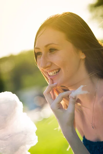 Mooie Jonge Vrouw Portret Eten Candyfloss — Stockfoto