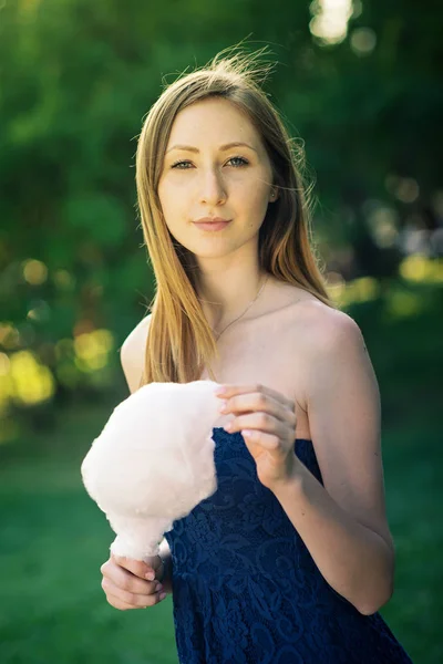 Gyönyörű Fiatal Portré Evés Candyfloss Szűrt Kép — Stock Fotó