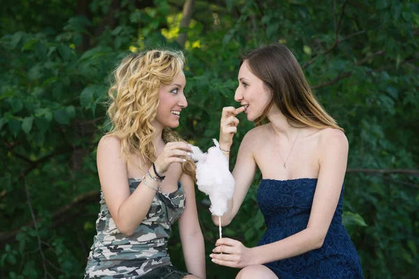 Jonge Vrouwen Die Suikerspin Eten Natuurlijke Groene Heg Achtergrond Vriendschapsconcept — Stockfoto