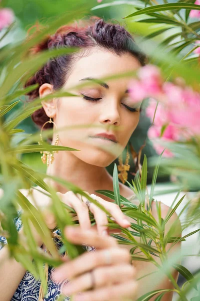 Träumendes Junges Frauenporträt Mit Geschlossenen Augen Zwischen Blumen — Stockfoto