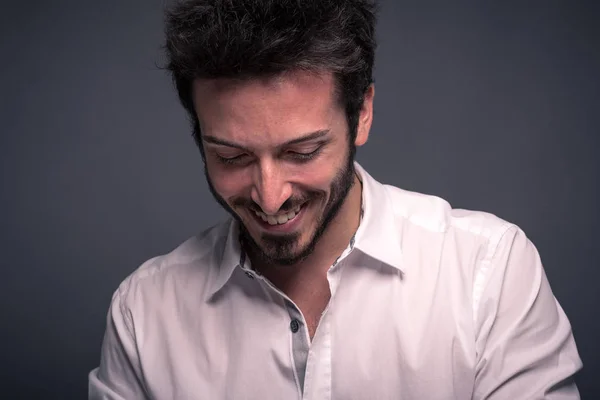 Sorrindo Homem Fechar Retrato Contra Fundo Escuro — Fotografia de Stock