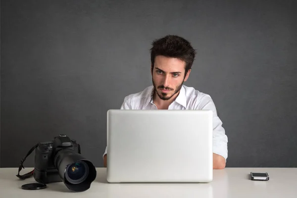 男子工作与笔记本电脑肖像在黑暗的灰色背景 — 图库照片