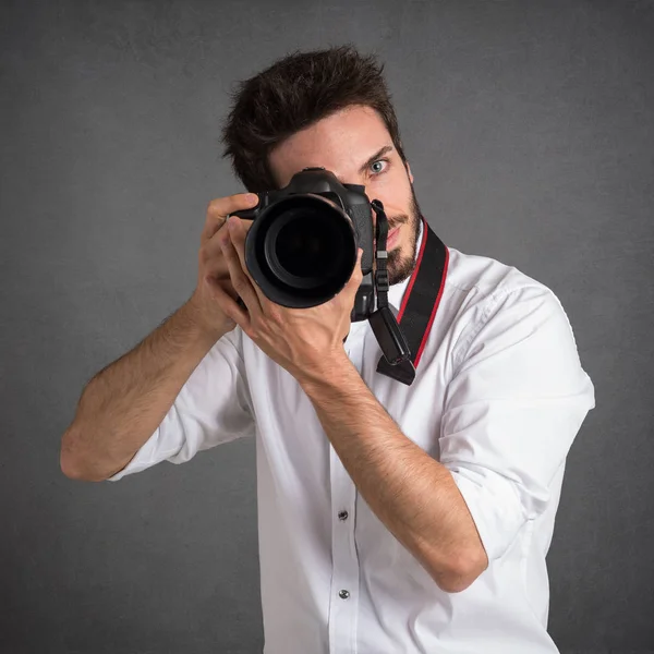 男子与相机肖像在黑暗的灰色背景 — 图库照片