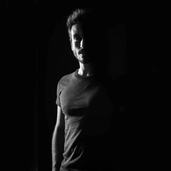 Тёмный Портрет Уверенного Молодого Человека Рубашке Чёрном Фоне Черно Белое — стоковое фото