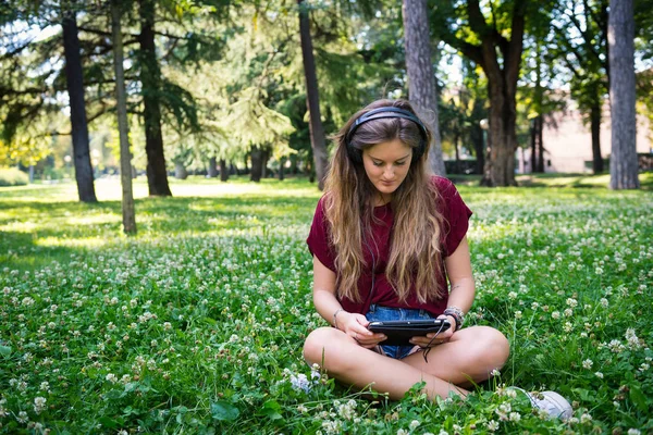 Portrait Jeune Femme Écoutant Musique Plein Air Dans Parc — Photo