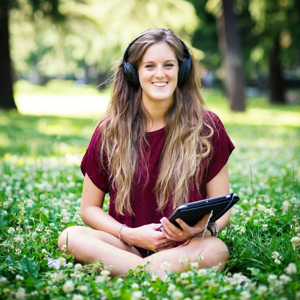 Porträtt Ung Kvinna Som Lyssnar Musik Utomhus Park — Stockfoto