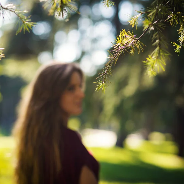 Bir Parkta Açık Havada Yürüyen Genç Kadının Portresi Ağaca Odaklan — Stok fotoğraf