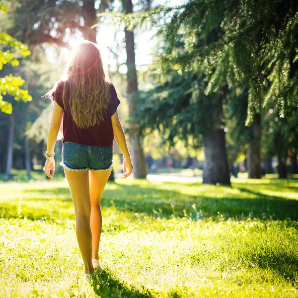 Porträt Einer Jungen Frau Die Von Hinten Freien Einem Park — Stockfoto