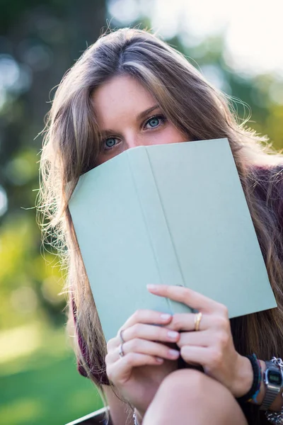 Jeune Femme Cachée Derrière Livre Dans Parc — Photo